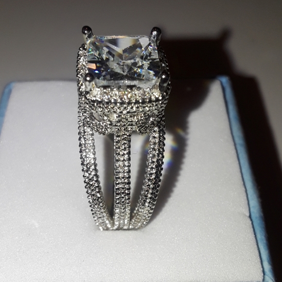 White sapphire ring size 7 gorgeous - Picture 3 of 4